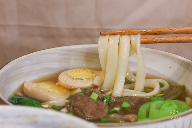 宅配美食｜彷彿現煮的美味！濃郁湯頭、牛香氣四溢～懶人福音牛肉麵！紅燒牛肉麵、剝皮辣椒牛肉麵｜大成享點子