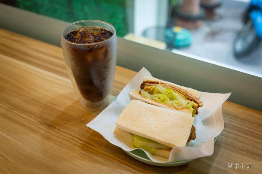 內壢早午餐推薦-醬饌燒肉蛋吐司，抹上獨家烤肉醬汁的各式美味燒肉吐司！活力滿點而且大碗好吃的各式丼飯！連手工蔥油餅跟炒麵都好好吃啊～ @圍事小哥的幸福相框
