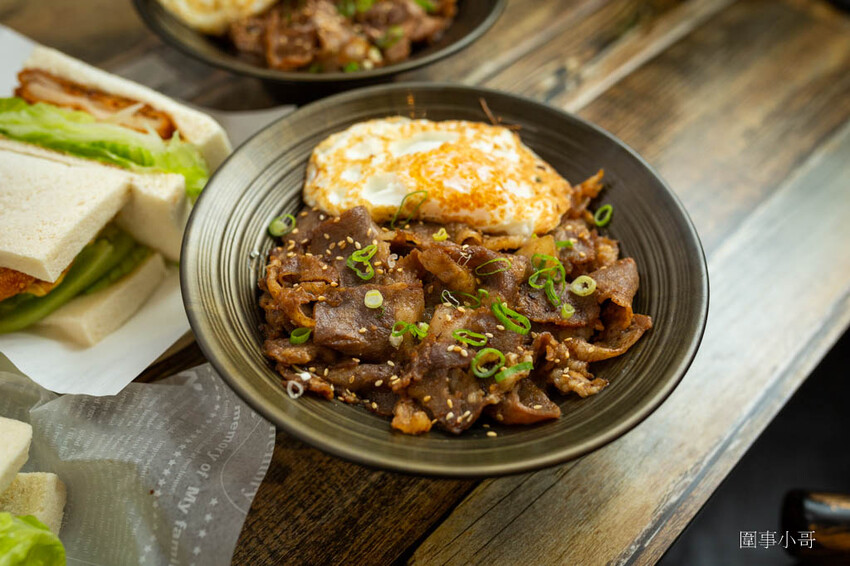 內壢早午餐推薦-醬饌燒肉蛋吐司，抹上獨家烤肉醬汁的各式美味燒肉吐司！活力滿點而且大碗好吃的各式丼飯！連手工蔥油餅跟炒麵都好好吃啊～ @圍事小哥的幸福相框