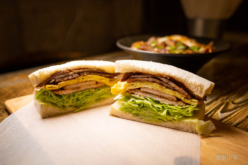 內壢早午餐推薦-醬饌燒肉蛋吐司，抹上獨家烤肉醬汁的各式美味燒肉吐司！活力滿點而且大碗好吃的各式丼飯！連手工蔥油餅跟炒麵都好好吃啊～ @圍事小哥的幸福相框