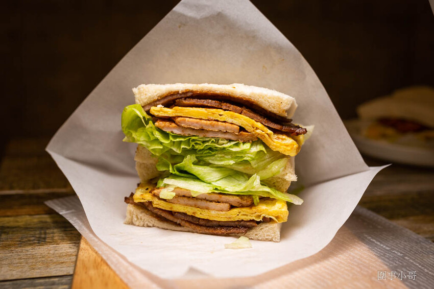 內壢早午餐推薦-醬饌燒肉蛋吐司，抹上獨家烤肉醬汁的各式美味燒肉吐司！活力滿點而且大碗好吃的各式丼飯！連手工蔥油餅跟炒麵都好好吃啊～ @圍事小哥的幸福相框