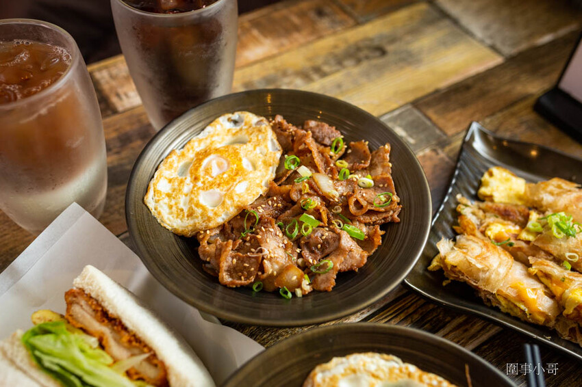 內壢早午餐推薦-醬饌燒肉蛋吐司，抹上獨家烤肉醬汁的各式美味燒肉吐司！活力滿點而且大碗好吃的各式丼飯！連手工蔥油餅跟炒麵都好好吃啊～ @圍事小哥的幸福相框