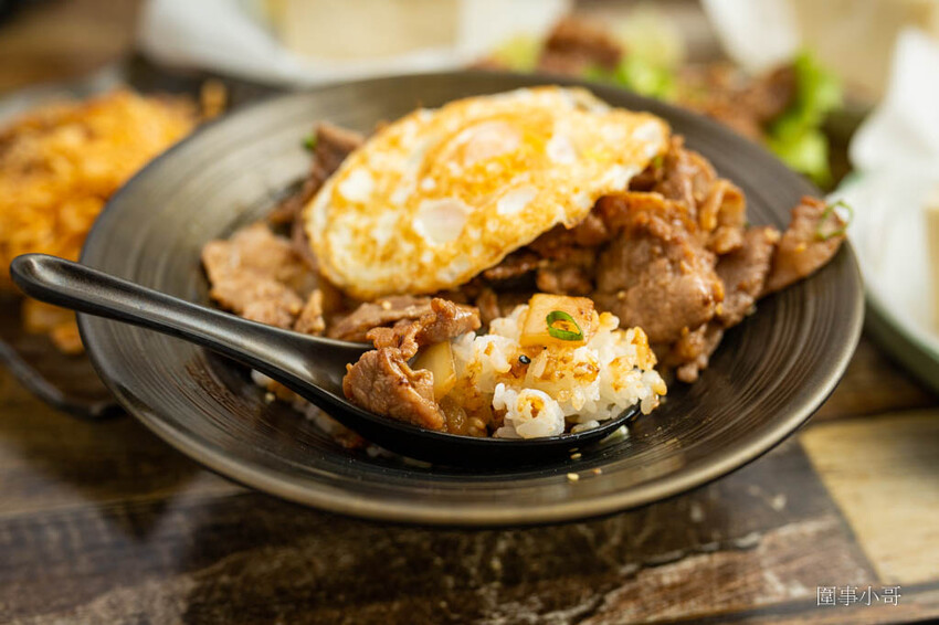 內壢早午餐推薦-醬饌燒肉蛋吐司，抹上獨家烤肉醬汁的各式美味燒肉吐司！活力滿點而且大碗好吃的各式丼飯！連手工蔥油餅跟炒麵都好好吃啊～ @圍事小哥的幸福相框