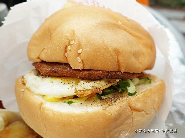 招牌漢堡-小琉球早餐店.jpg