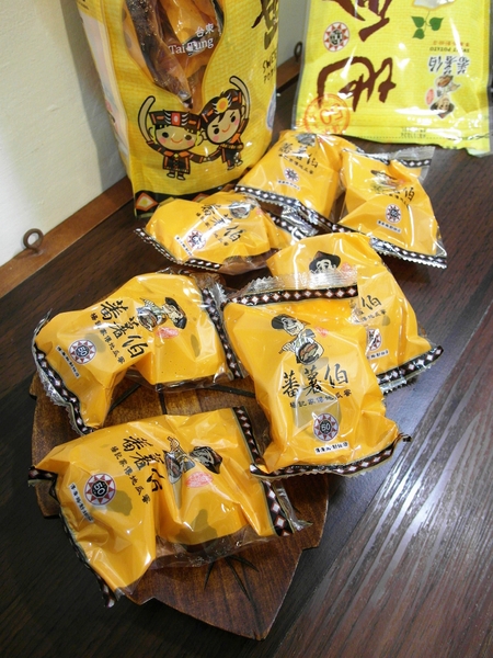 蕃薯伯楊記家傳地瓜酥：【團購／台東超夯伴手禮】傳承五十年載！蕃薯伯(楊記家傳地瓜酥) 地瓜酥&芋頭酥&地瓜蜜
