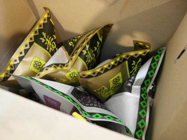 蕃薯伯楊記家傳地瓜酥：【團購／台東超夯伴手禮】傳承五十年載！蕃薯伯(楊記家傳地瓜酥) 地瓜酥&芋頭酥&地瓜蜜