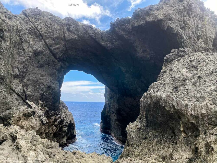 蘭嶼東清部落IG打卡景點推薦》東清秘境+情人洞●天然海蝕洞戲水秘境+石拱門 蘭嶼熱門打卡景點推薦