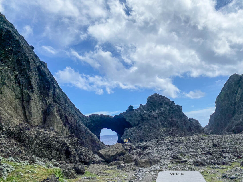 蘭嶼東清部落IG打卡景點推薦》東清秘境+情人洞●天然海蝕洞戲水秘境+石拱門 蘭嶼熱門打卡景點推薦