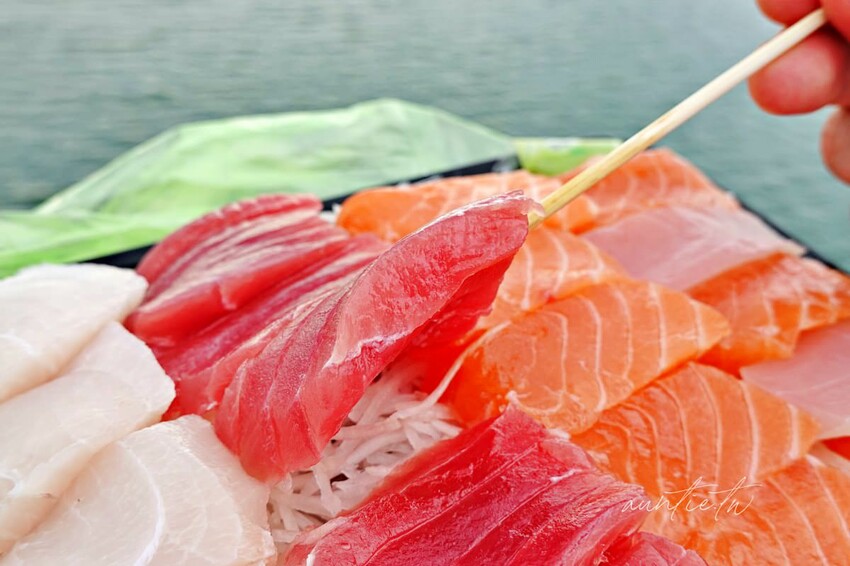 【新竹】南寮漁港|上允生魚片,看海景吃生魚片,新鮮厚切生魚片一大一小300元!