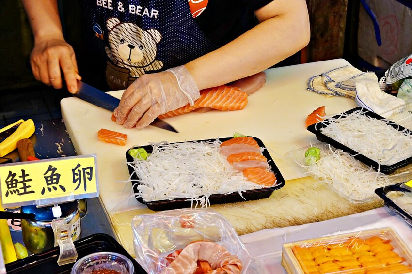 【新竹】南寮漁港|上允生魚片,看海景吃生魚片,新鮮厚切生魚片一大一小300元!