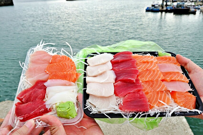 【新竹】南寮漁港|上允生魚片,看海景吃生魚片,新鮮厚切生魚片一大一小300元!