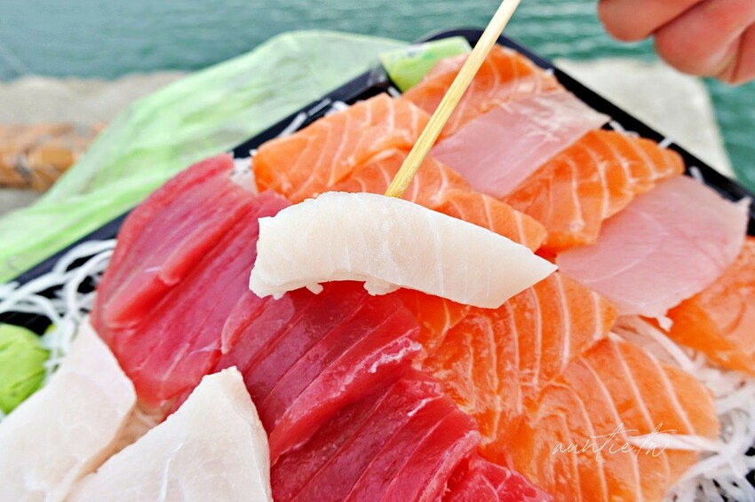 【新竹】南寮漁港|上允生魚片,看海景吃生魚片,新鮮厚切生魚片一大一小300元!