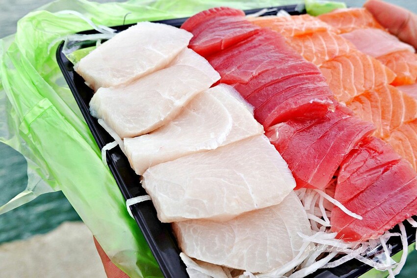 【新竹】南寮漁港|上允生魚片,看海景吃生魚片,新鮮厚切生魚片一大一小300元!