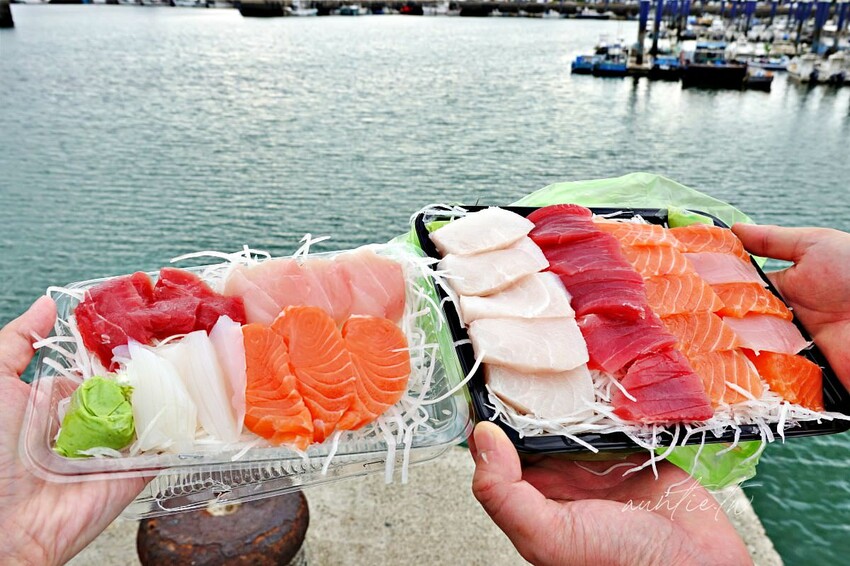 【新竹】南寮漁港|上允生魚片,看海景吃生魚片,新鮮厚切生魚片一大一小300元!