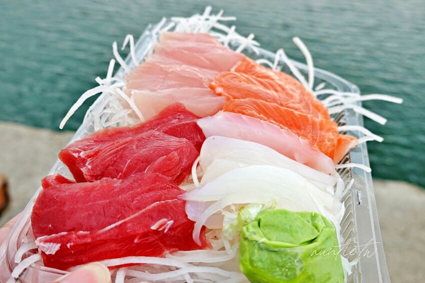 【新竹】南寮漁港|上允生魚片,看海景吃生魚片,新鮮厚切生魚片一大一小300元!