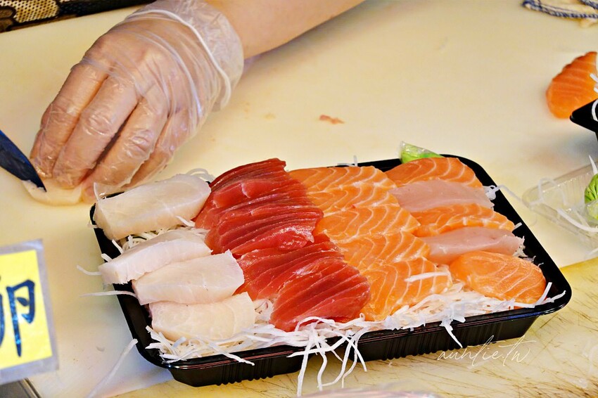 【新竹】南寮漁港|上允生魚片,看海景吃生魚片,新鮮厚切生魚片一大一小300元!