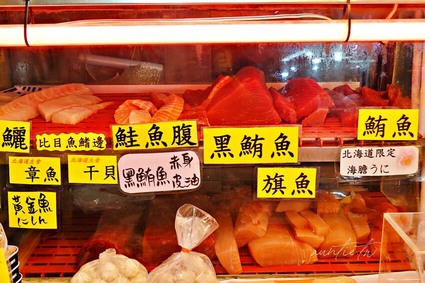 【新竹】南寮漁港|上允生魚片,看海景吃生魚片,新鮮厚切生魚片一大一小300元!