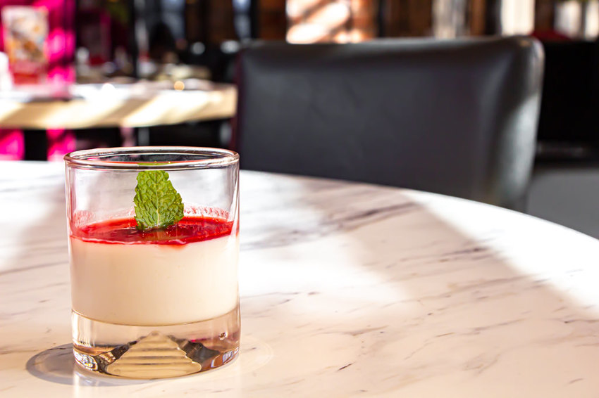 TASTy西堤牛排富國店，將布魯克林大橋搬進店裡啦!近捷運~聚會洽商的好選擇。 - 微笑Joe幸運