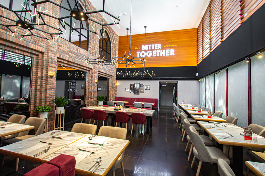 TASTy西堤牛排富國店，將布魯克林大橋搬進店裡啦!近捷運~聚會洽商的好選擇。 - 微笑Joe幸運