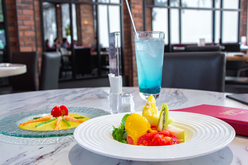 TASTy西堤牛排富國店，將布魯克林大橋搬進店裡啦!近捷運~聚會洽商的好選擇。 - 微笑Joe幸運