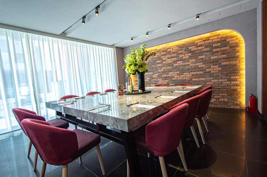 TASTy西堤牛排富國店，將布魯克林大橋搬進店裡啦!近捷運~聚會洽商的好選擇。 - 微笑Joe幸運