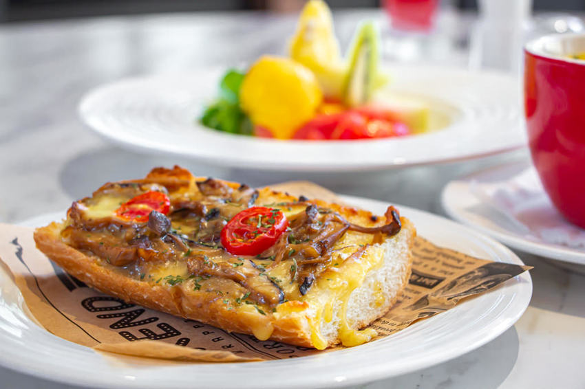 TASTy西堤牛排富國店，將布魯克林大橋搬進店裡啦!近捷運~聚會洽商的好選擇。 - 微笑Joe幸運