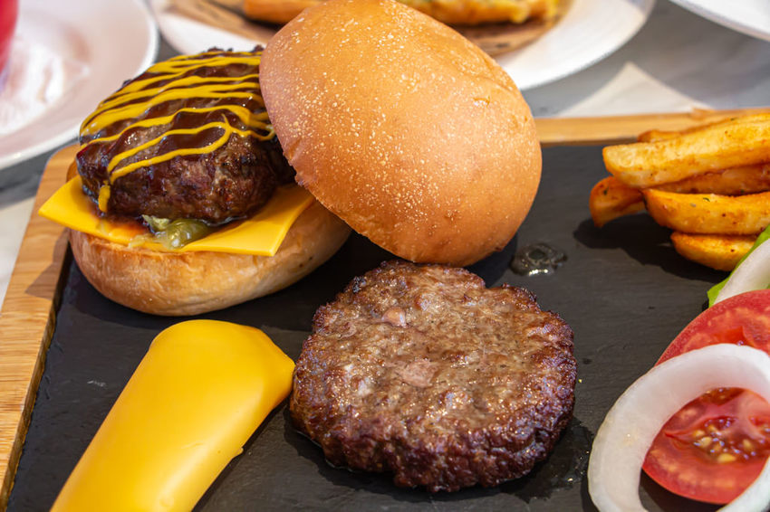 TASTy西堤牛排富國店，將布魯克林大橋搬進店裡啦!近捷運~聚會洽商的好選擇。 - 微笑Joe幸運