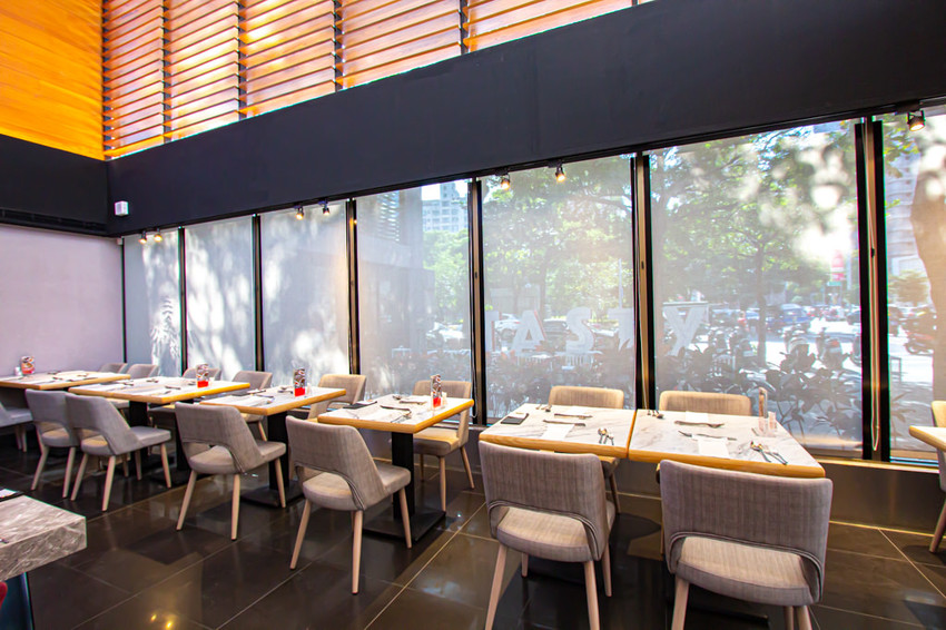 TASTy西堤牛排富國店，將布魯克林大橋搬進店裡啦!近捷運~聚會洽商的好選擇。 - 微笑Joe幸運