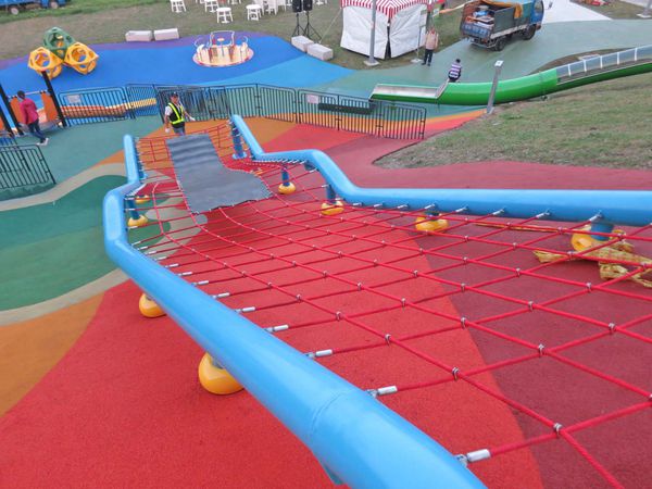 【台北旅遊】大臺北都會公園「幸運草地景溜滑梯」-疏洪道新設施,免費又好玩的溜滑梯