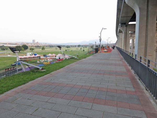 【台北旅遊】大臺北都會公園「幸運草地景溜滑梯」-疏洪道新設施,免費又好玩的溜滑梯