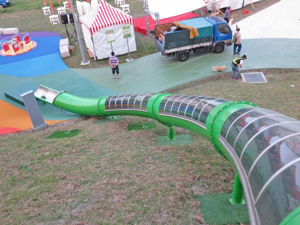 【台北旅遊】大臺北都會公園「幸運草地景溜滑梯」-疏洪道新設施,免費又好玩的溜滑梯