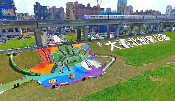 【台北旅遊】大臺北都會公園「幸運草地景溜滑梯」-疏洪道新設施,免費又好玩的溜滑梯