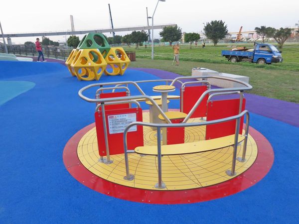 【台北旅遊】大臺北都會公園「幸運草地景溜滑梯」-疏洪道新設施,免費又好玩的溜滑梯