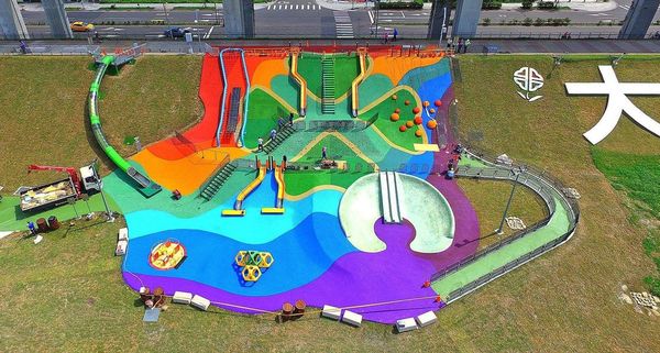 【台北旅遊】大臺北都會公園「幸運草地景溜滑梯」-疏洪道新設施,免費又好玩的溜滑梯