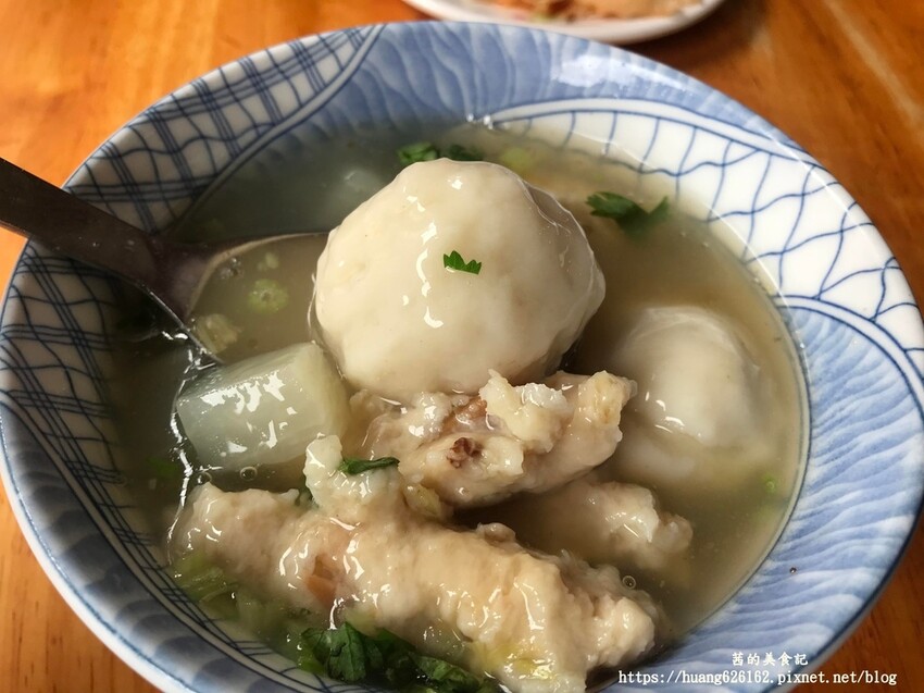 【台北大同區】傳承一甲子老店『老阿伯胖魷焿』迪化街美食必點➡綜合羹及油蔥飯~