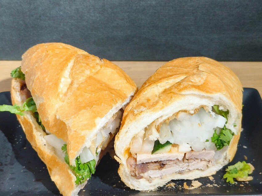 三重排隊美食之一，每日現烤出爐外酥內軟口感Q，法國麵包$25元起