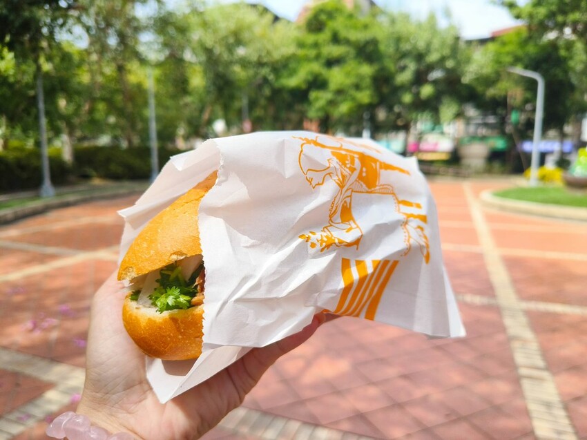 三重排隊美食之一，每日現烤出爐外酥內軟口感Q，法國麵包$25元起