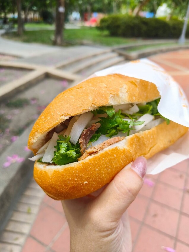 三重排隊美食之一，每日現烤出爐外酥內軟口感Q，法國麵包$25元起