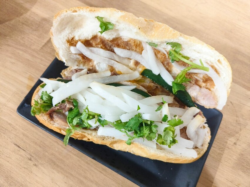 三重排隊美食之一，每日現烤出爐外酥內軟口感Q，法國麵包$25元起