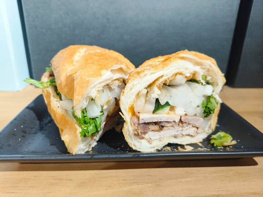 三重排隊美食之一，每日現烤出爐外酥內軟口感Q，法國麵包$25元起