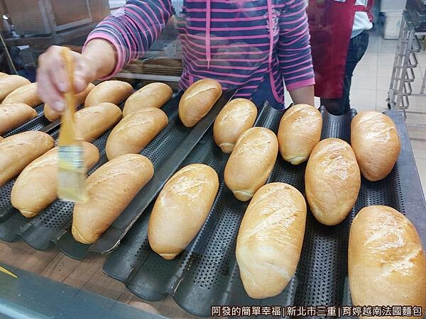 育婷越南法國麵包06-刷上一層奶油.jpg