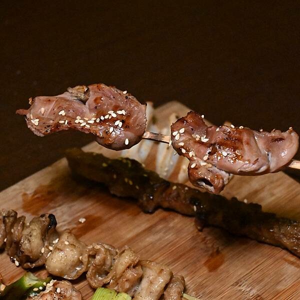 1994串燒居酒屋|楠梓區美食|年節不休息|1月底前啤酒暢飲$299|喝酒配串燒大快朵頤|限量鹽焗魚需提前預訂