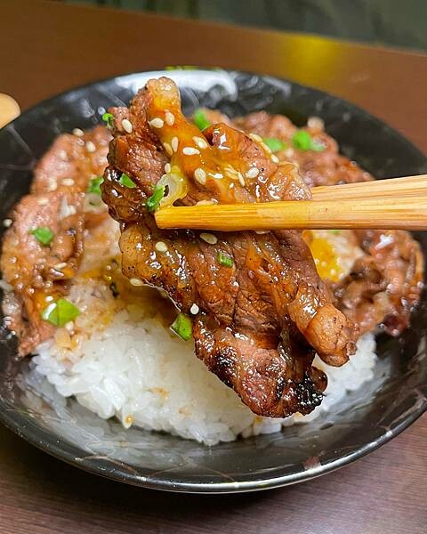 1994串燒居酒屋|楠梓區美食|年節不休息|1月底前啤酒暢飲$299|喝酒配串燒大快朵頤|限量鹽焗魚需提前預訂