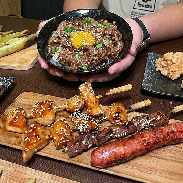 1994串燒居酒屋|楠梓區美食|年節不休息|1月底前啤酒暢飲$299|喝酒配串燒大快朵頤|限量鹽焗魚需提前預訂