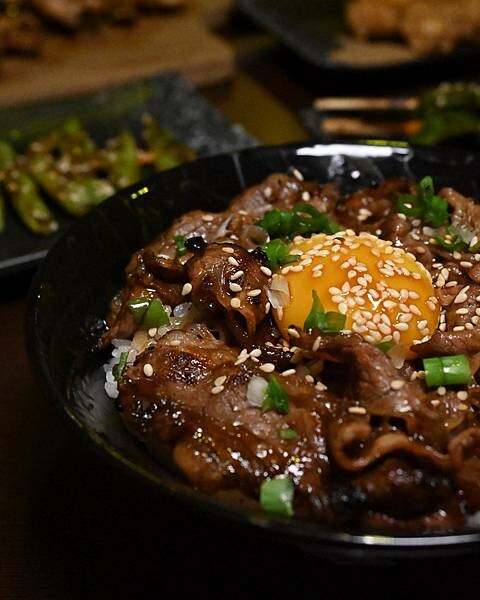 1994串燒居酒屋|楠梓區美食|年節不休息|1月底前啤酒暢飲$299|喝酒配串燒大快朵頤|限量鹽焗魚需提前預訂