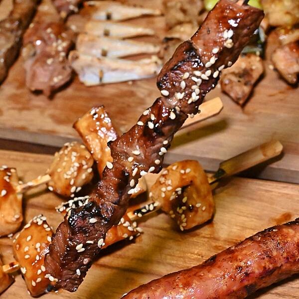 1994串燒居酒屋|楠梓區美食|年節不休息|1月底前啤酒暢飲$299|喝酒配串燒大快朵頤|限量鹽焗魚需提前預訂