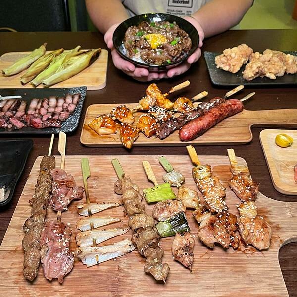 1994串燒居酒屋|楠梓區美食|年節不休息|1月底前啤酒暢飲$299|喝酒配串燒大快朵頤|限量鹽焗魚需提前預訂