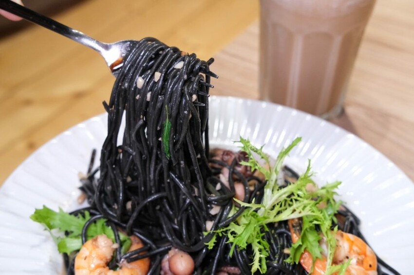 橋 義式餐廳｜台中超夯隱藏版創意義大利麵，融合法式、泰式、川味打造異國新滋味！ - 肉依小姐吃什麼