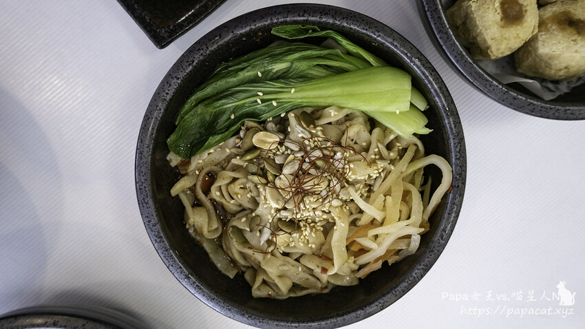 台中|素食 Shan shi 山實。蔬享.麵食.茶飲是複合式茶坊!炸臭豆腐很有儀式感的 餐點 是純素