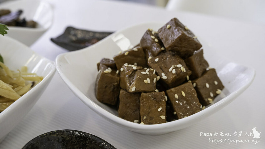 台中|素食 Shan shi 山實。蔬享.麵食.茶飲是複合式茶坊!炸臭豆腐很有儀式感的 餐點 是純素